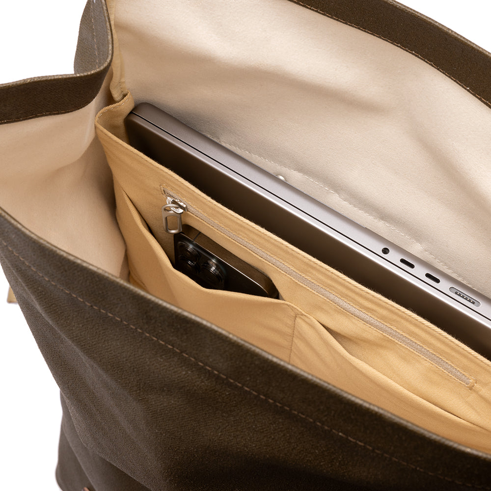 BB04300A07213_PICKWIC007213_Brooks-England_6_pickwick-cotton-canvas-26L-moss-backpacks_detail2.jpg
