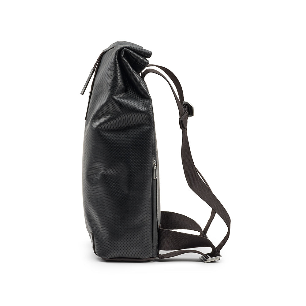 BB04300A3Q361_PICKWIC04Q361_Brooks-England_4_pickwick-reflective-leather-26L-black-backpacks-left_side.jpg
