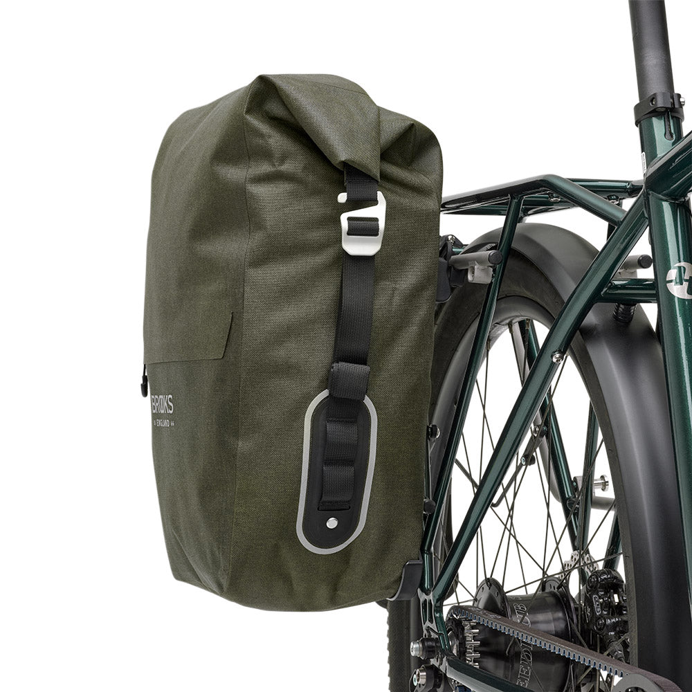 BPA01PLA0L401_SCAPE0000L401_Brooks-England_7_pannier-large-mud-green-scape-bike-bags-set-up_3-4 - Copia.jpg