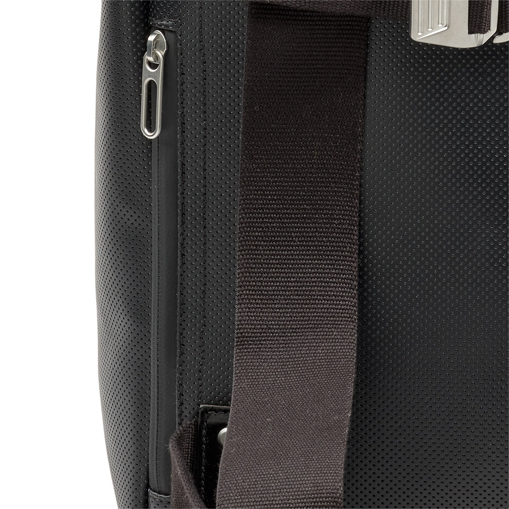 BB04300A3Q361_PICKWIC04Q361_Brooks-England_7_pickwick-reflective-leather-26L-black-backpacks_detail3.jpg