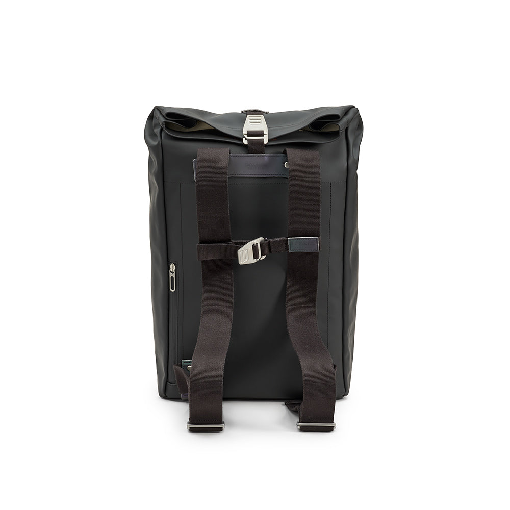 BB04300B87200_PICKWIC057200_Brooks-England_3_pickwick-coated-remade-26L-black-backpacks_back.jpg