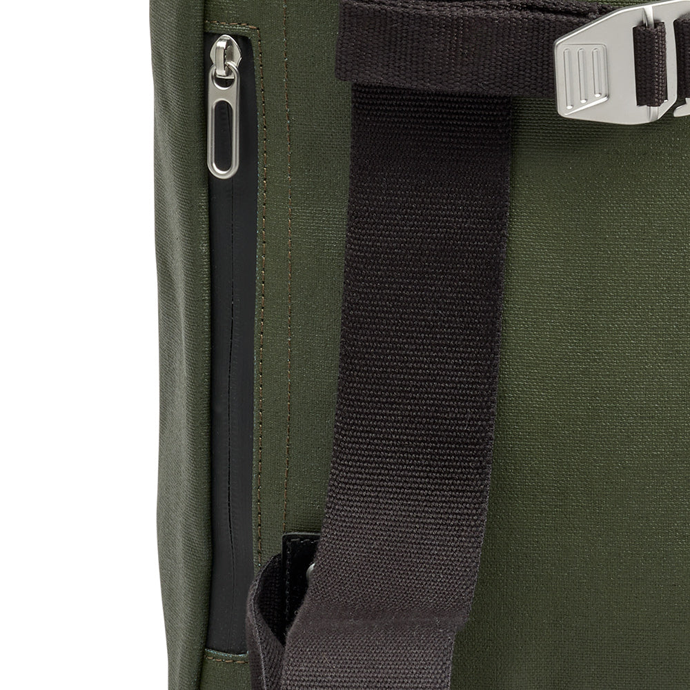 BB04300A07282_PICKWIC007282_Brooks-England_7_pickwick-cotton-canvas-26L-forest-backpacks_detail4.jpg