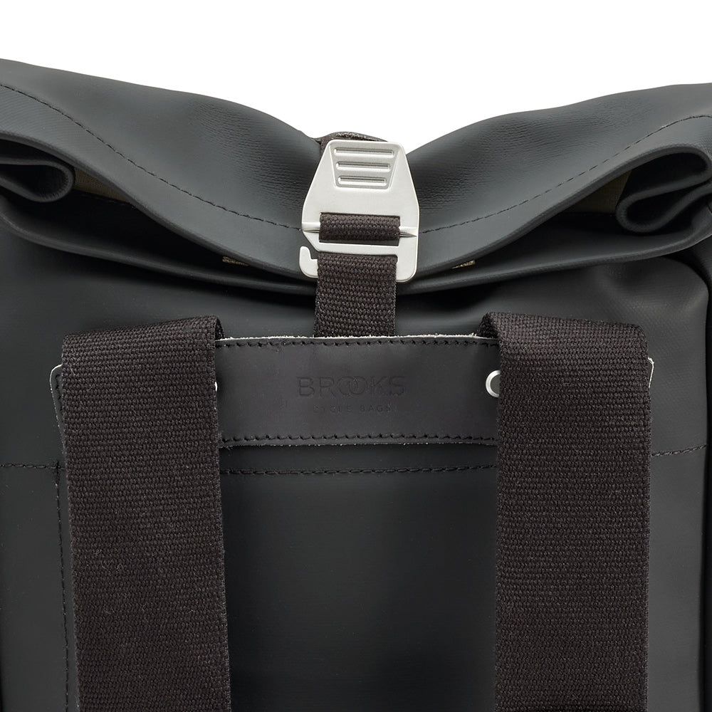 BB02200B47200_PICKWIC067200_Brooks-England_11_pickwick-coated-remade-12L-black-backpacks_detail5.jpg