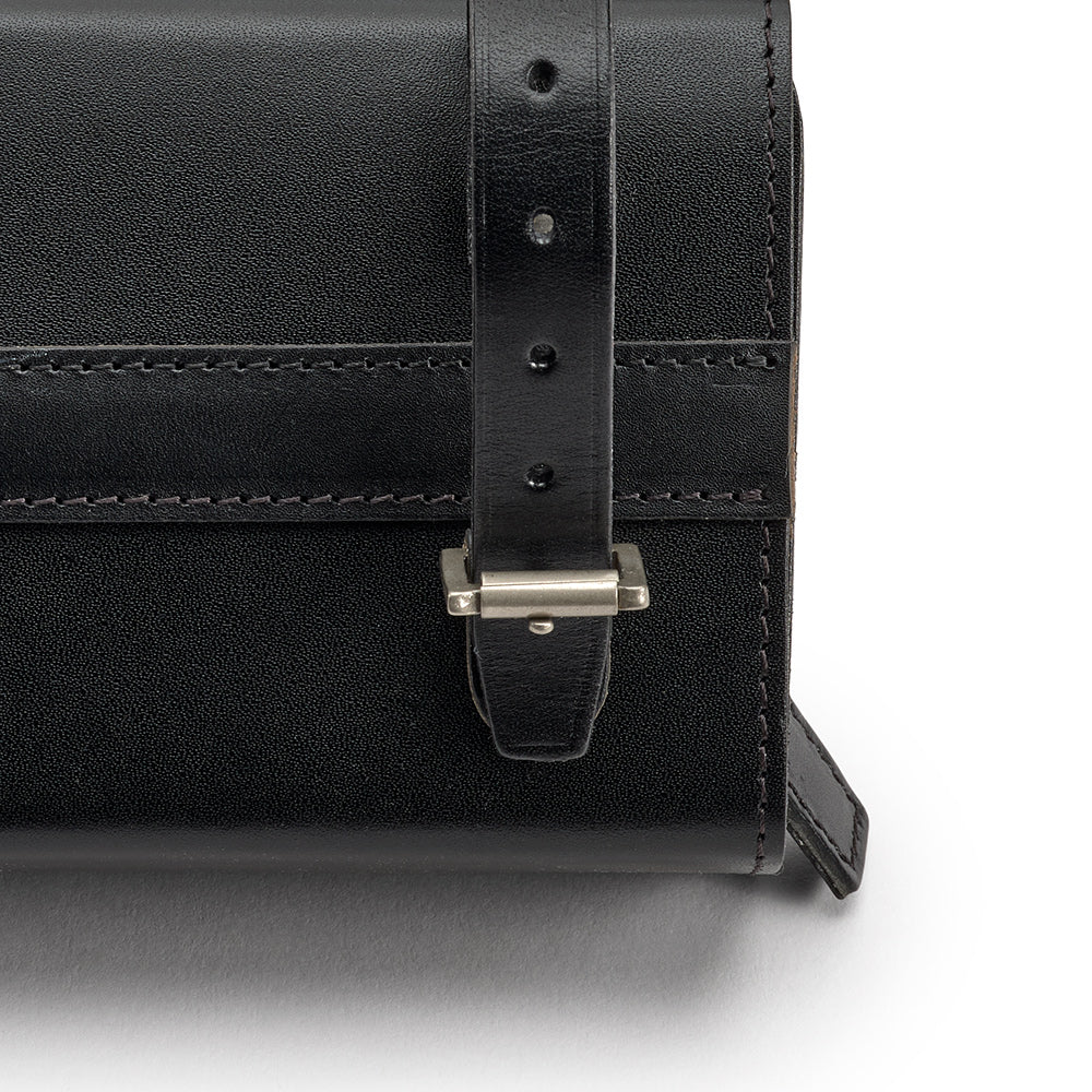 B276700A17202_DSHAPE0007202_Brooks-England_5_d-shaped-1L-black-bike-bags_detail1.jpg