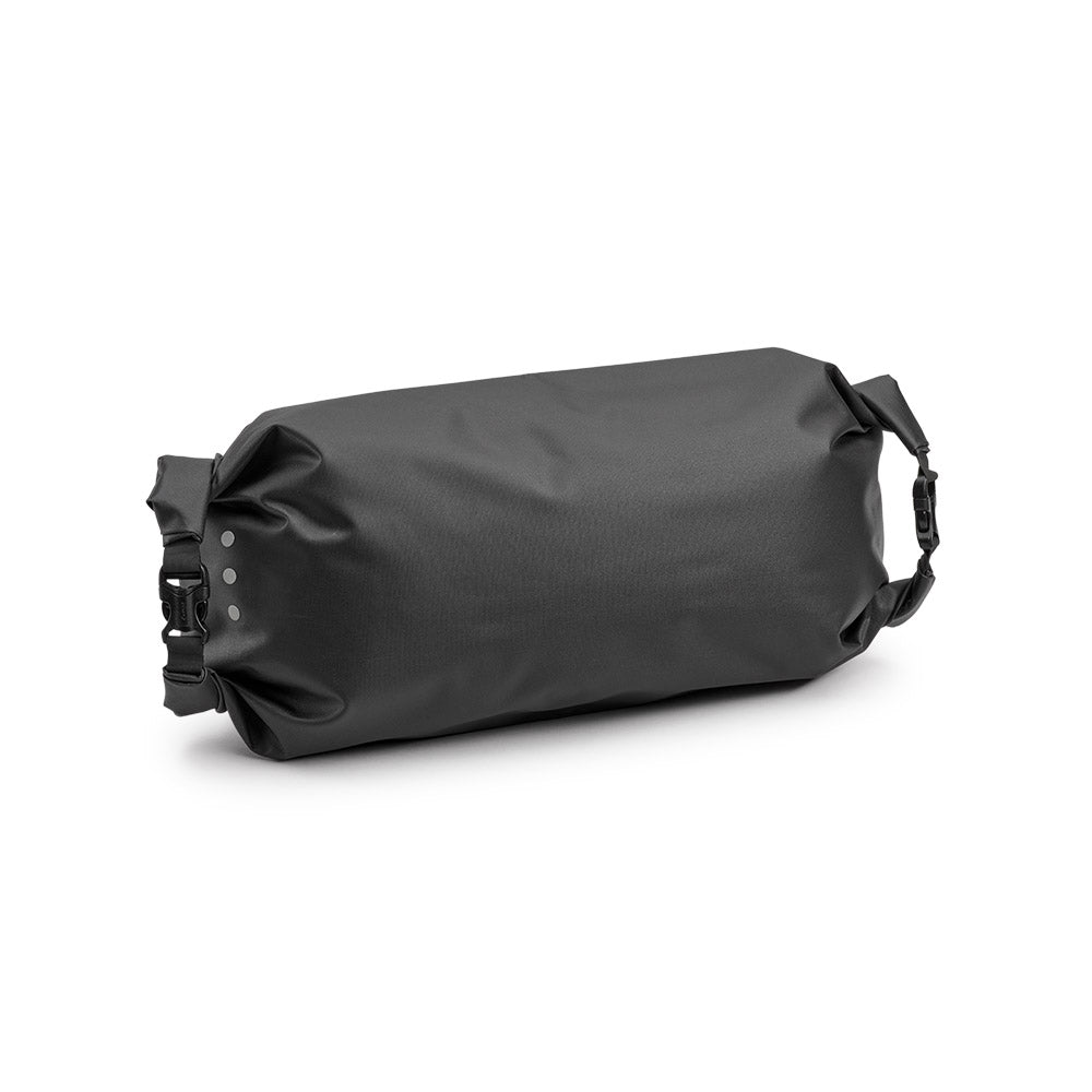 BHB03PLA00000_BHB05PLA00000_Brooks-England_4_handlebar-roll-black-scape-bike-bags-derybag_3-4.jpg
