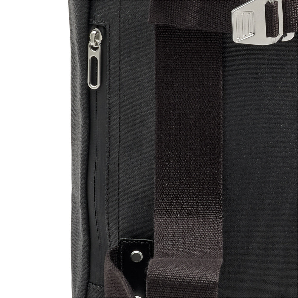 BB04300A07200_PICKWIC007200_Brooks-England_7_pickwick-cotton-canvas-26L-black-backpacks_detail4.jpg