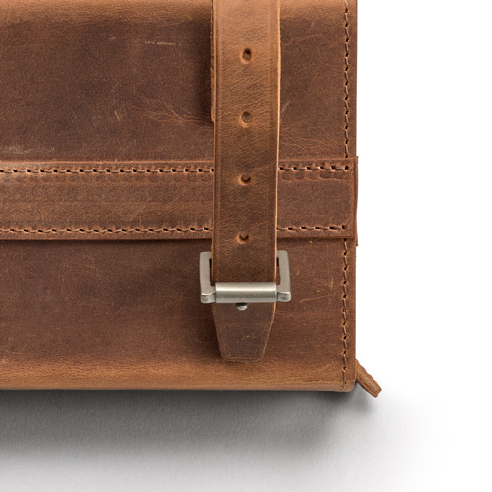 B276700A17210_DSHAPE0007210_Brooks-England_5_d-shaped-1L-dark-tan-bike-bags_detail1.jpg