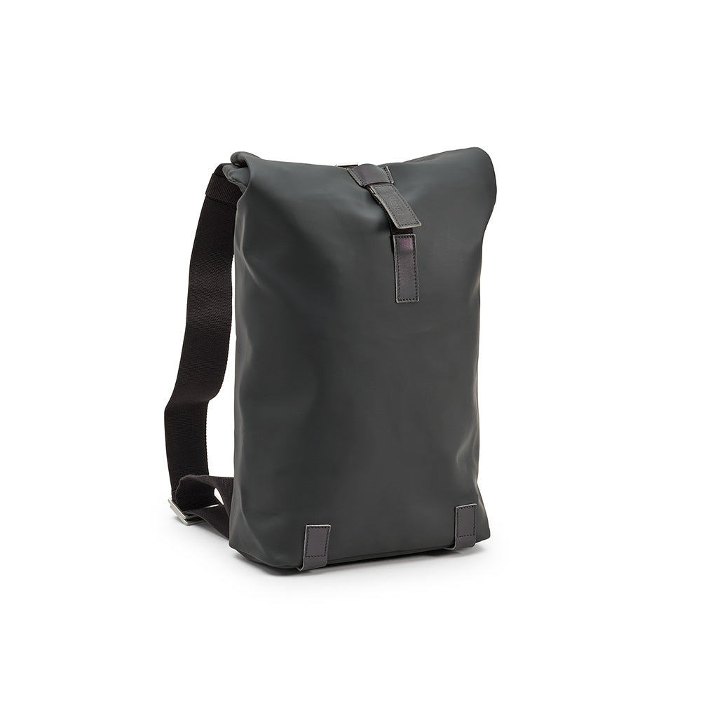 BB02200B47200_PICKWIC067200_Brooks-England_5_pickwick-coated-remade-12L-black-backpacks_3-4.jpg