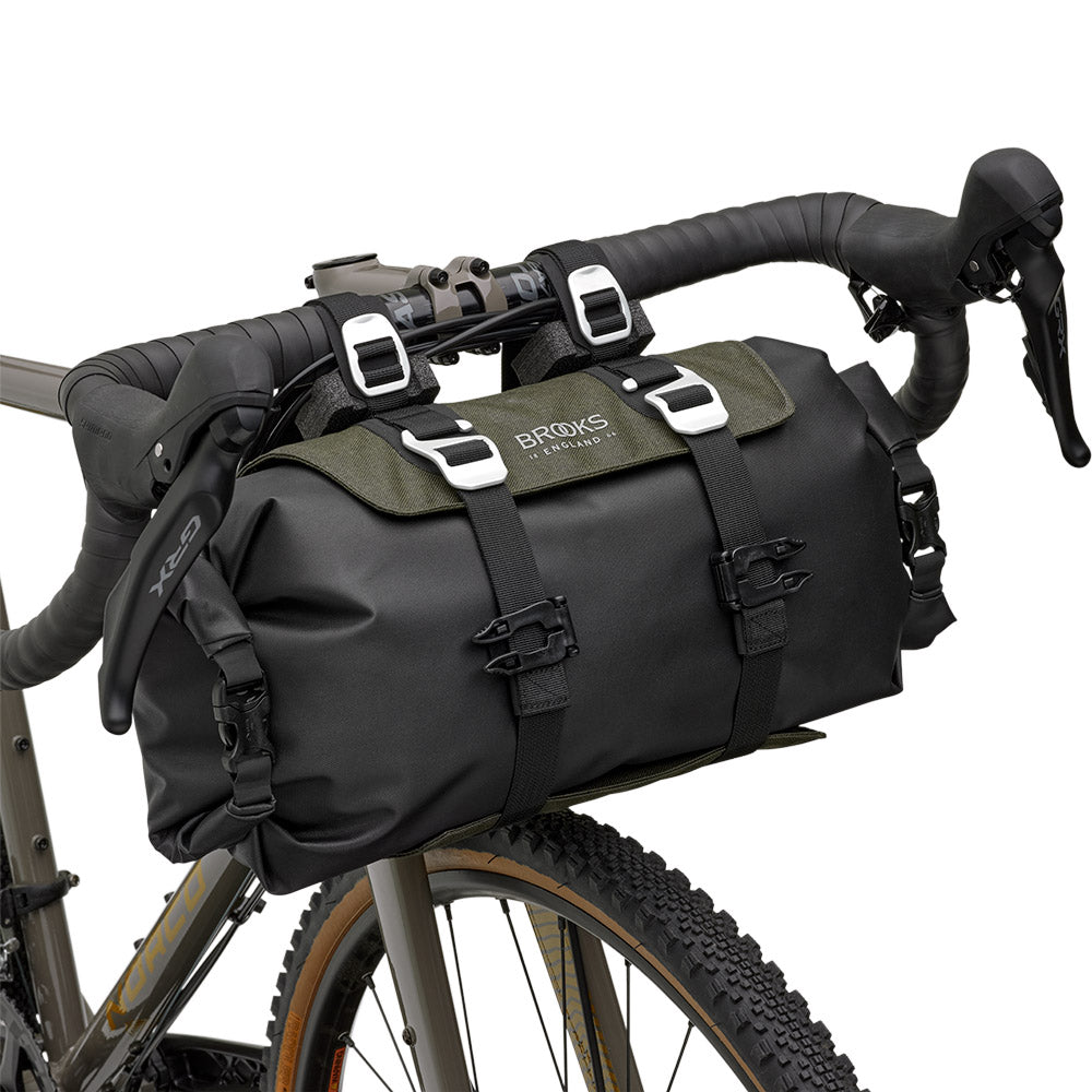 BHB03PLA00401_BHB03PLA00401_Brooks-England_9_handlebar-roll-mud-green-scape-bike-bags-set-up_3-4.jpg