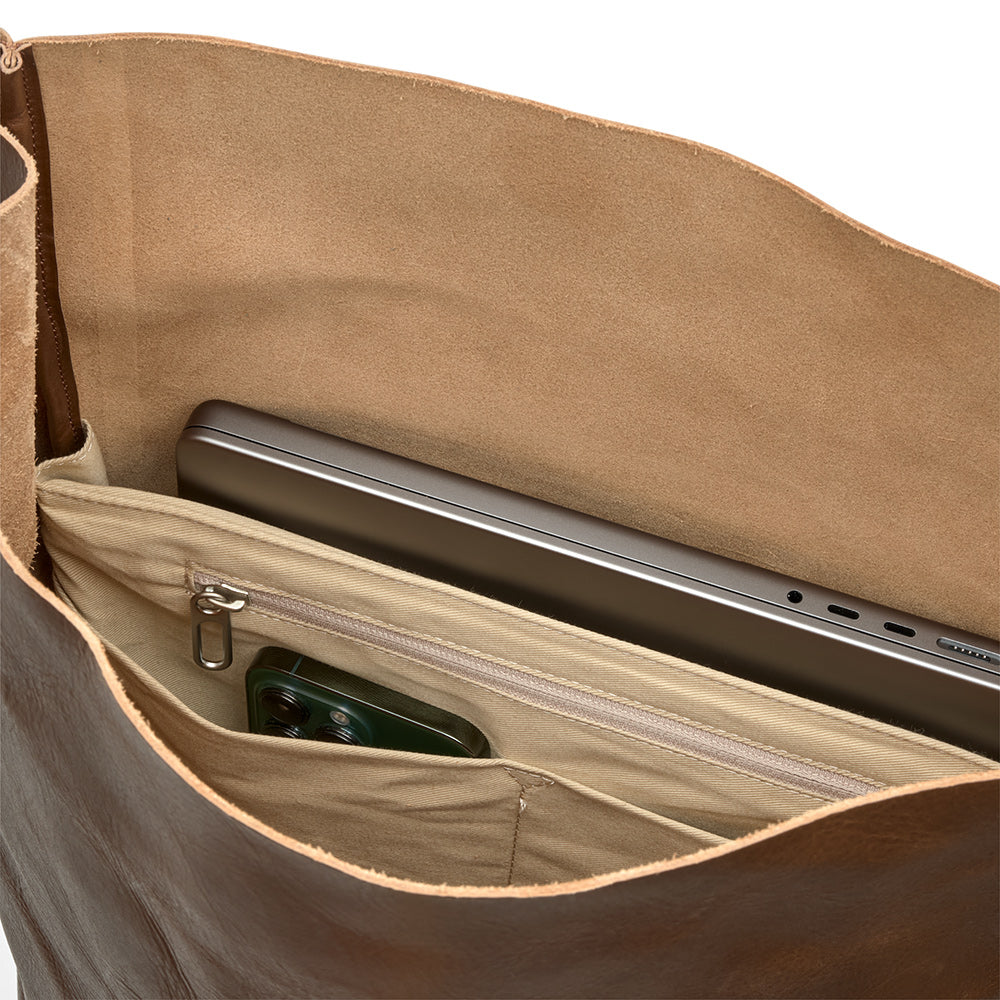 BB04300A2Q332_PICKWIC01Q332_Brooks-England_6_pickwick-leather-26L-dark-tan-brown-backpacks_detail1.jpg