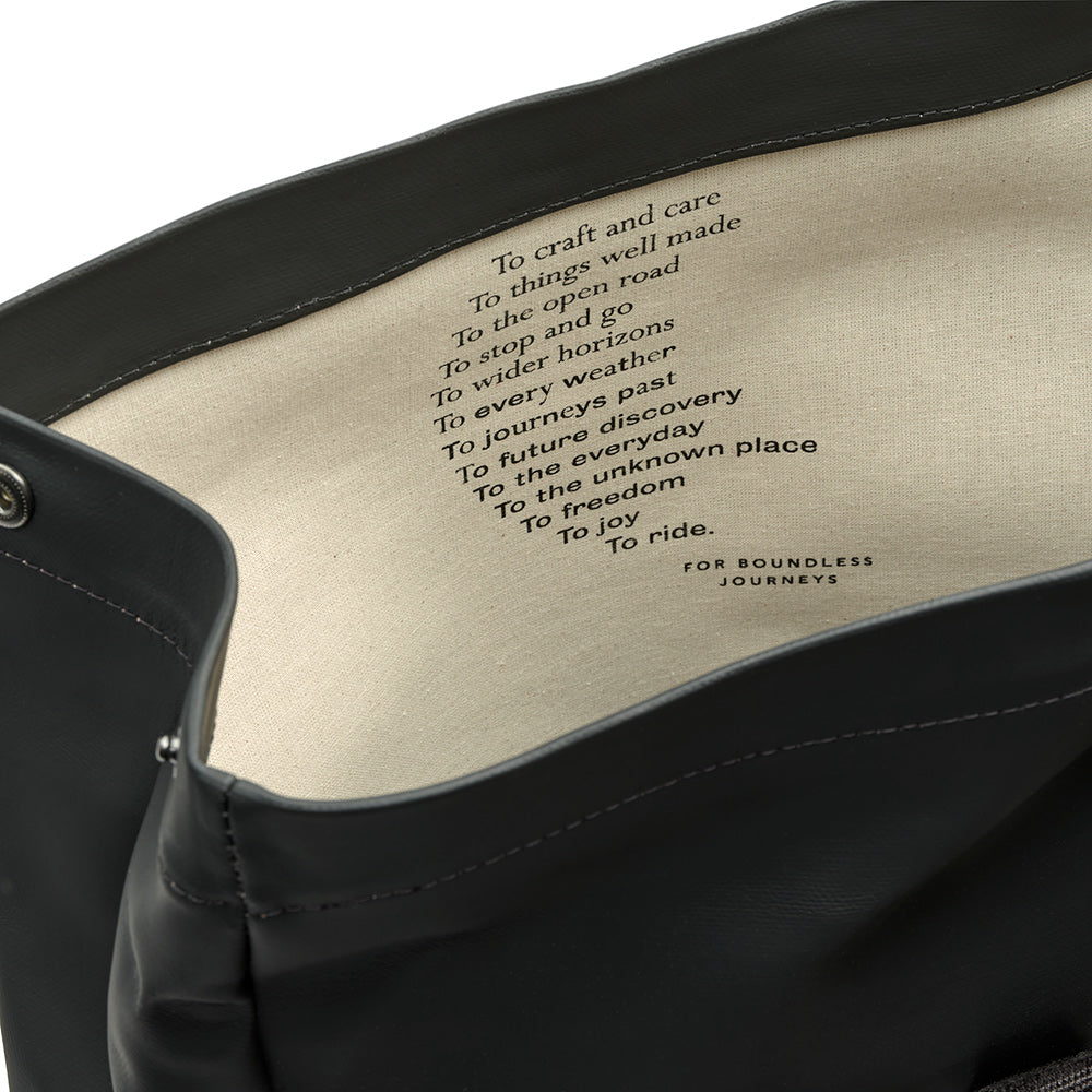 BB02200B47200_PICKWIC067200_Brooks-England_8_pickwick-coated-remade-12L-black-backpacks_detail1.jpg