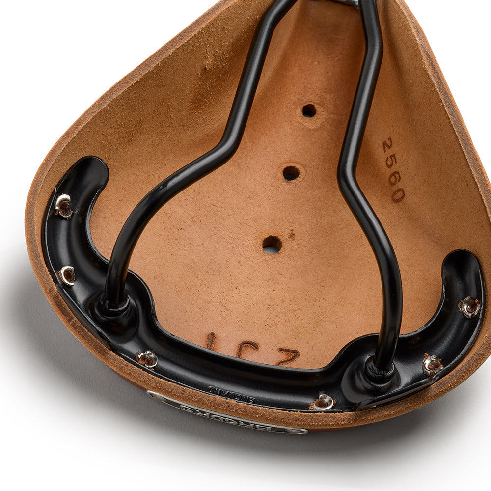 B211000A07203_B211000A07203_Brooks-England_7_B17-honey-leather-saddle_detail2.jpg