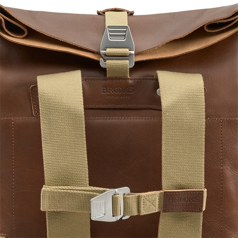 BB04300A2Q332_PICKWIC01Q332_Brooks-England_9_pickwick-leather-26L-dark-tan-brown-backpacks_detail4.jpg