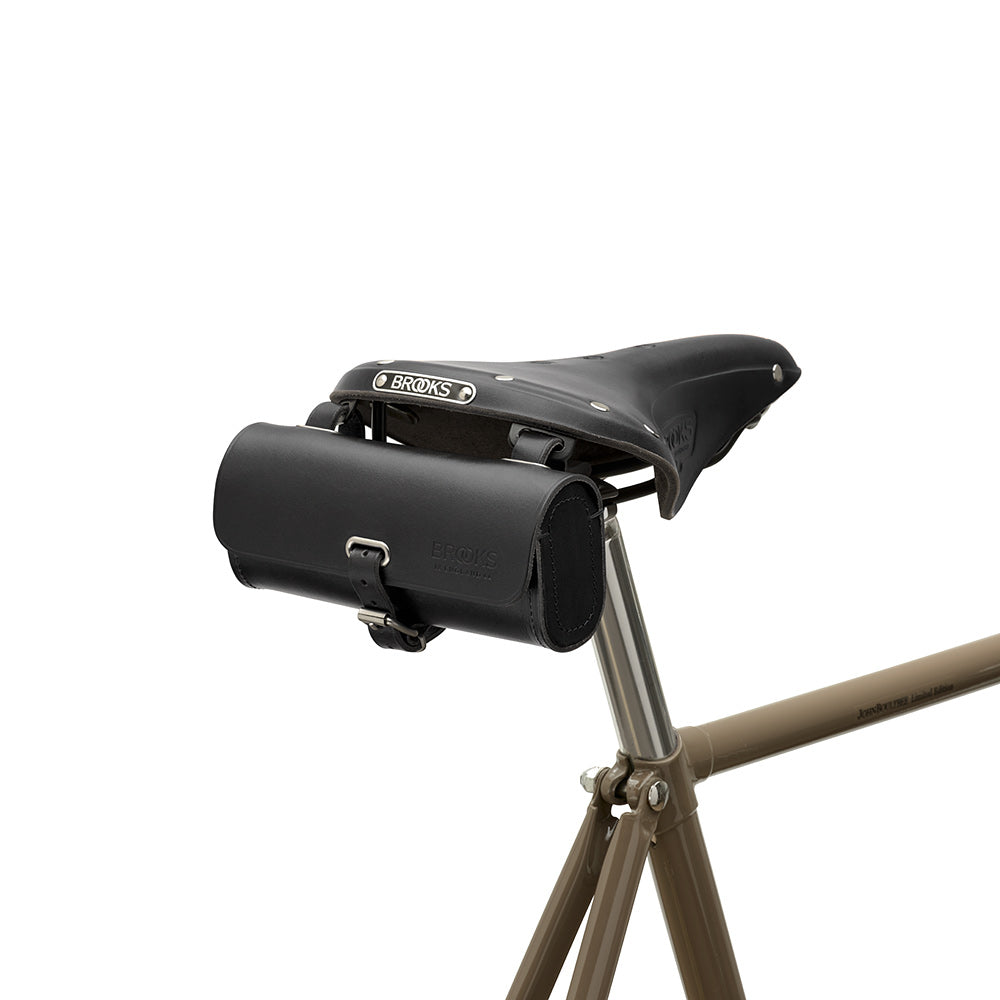B743600A27202_CHALLE0017202_Brooks-England_7_challenge-0,5L-black-bike-bags-set_up.jpg
