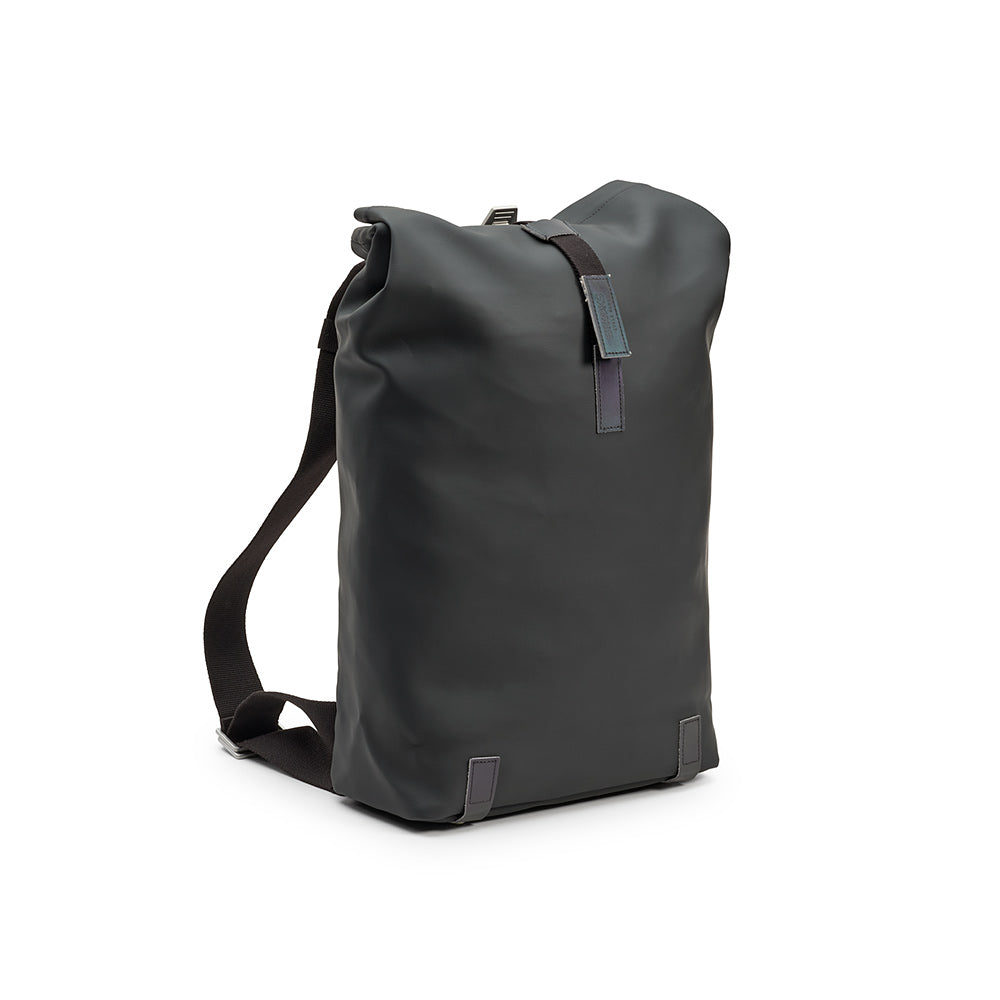 BB04300B87200_PICKWIC057200_Brooks-England_5_pickwick-coated-remade-26L-black-backpacks_3-4.jpg