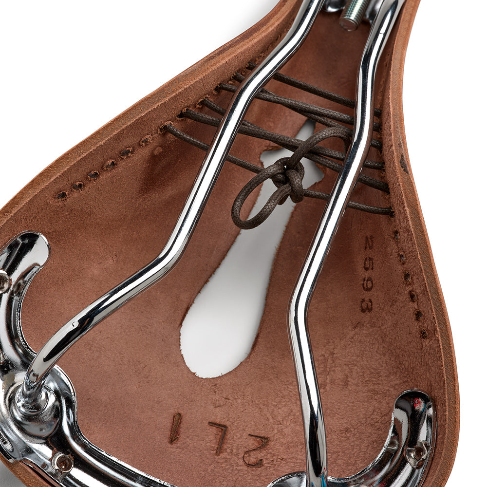 B211IL0A17205_B211IL0A17205_Brooks-England_7_B17-carved-a-brown-leather-saddle_detail2.jpg