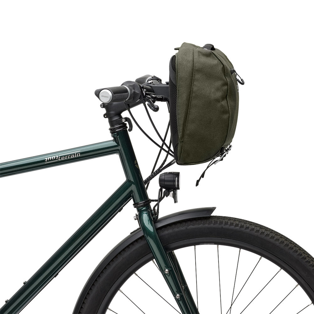 BHB02PLA00401_BHB02PLA00401_Brooks-England_6_handlebar-compact-bag-mud-green-scape-bike-bags-set-up_side.jpg