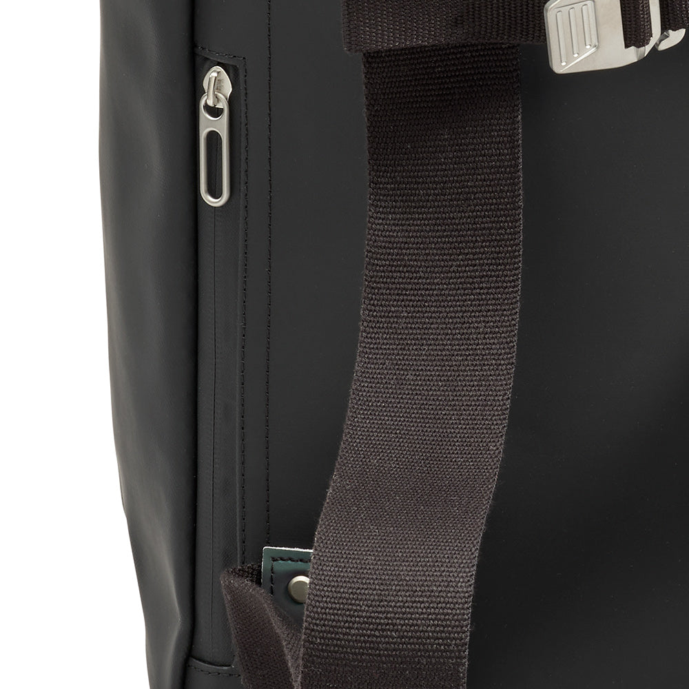 BB04300B87200_PICKWIC057200_Brooks-England_7_pickwick-coated-remade-26L-black-backpacks_detail4.jpg