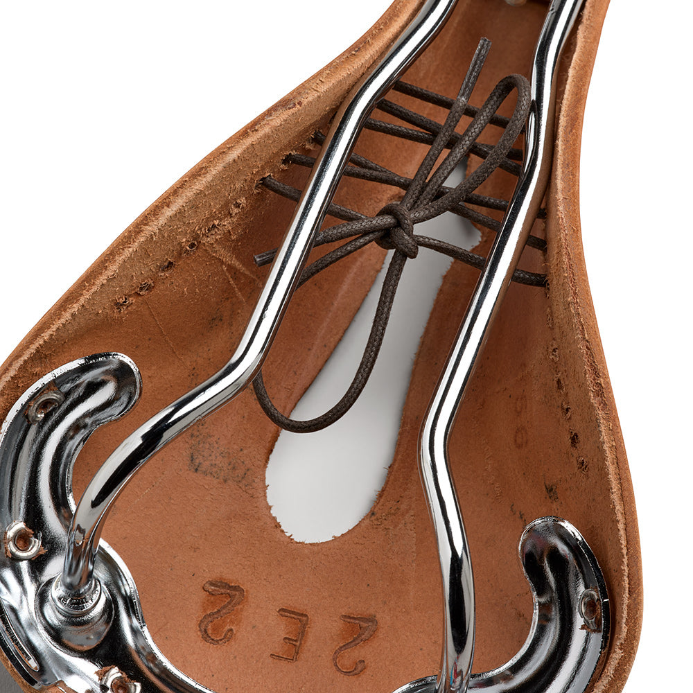 B214IL0A17203_B214IL0A17203_Brooks-England_7_B17-narrow-carved-honey-leather-saddle_detail2.jpg