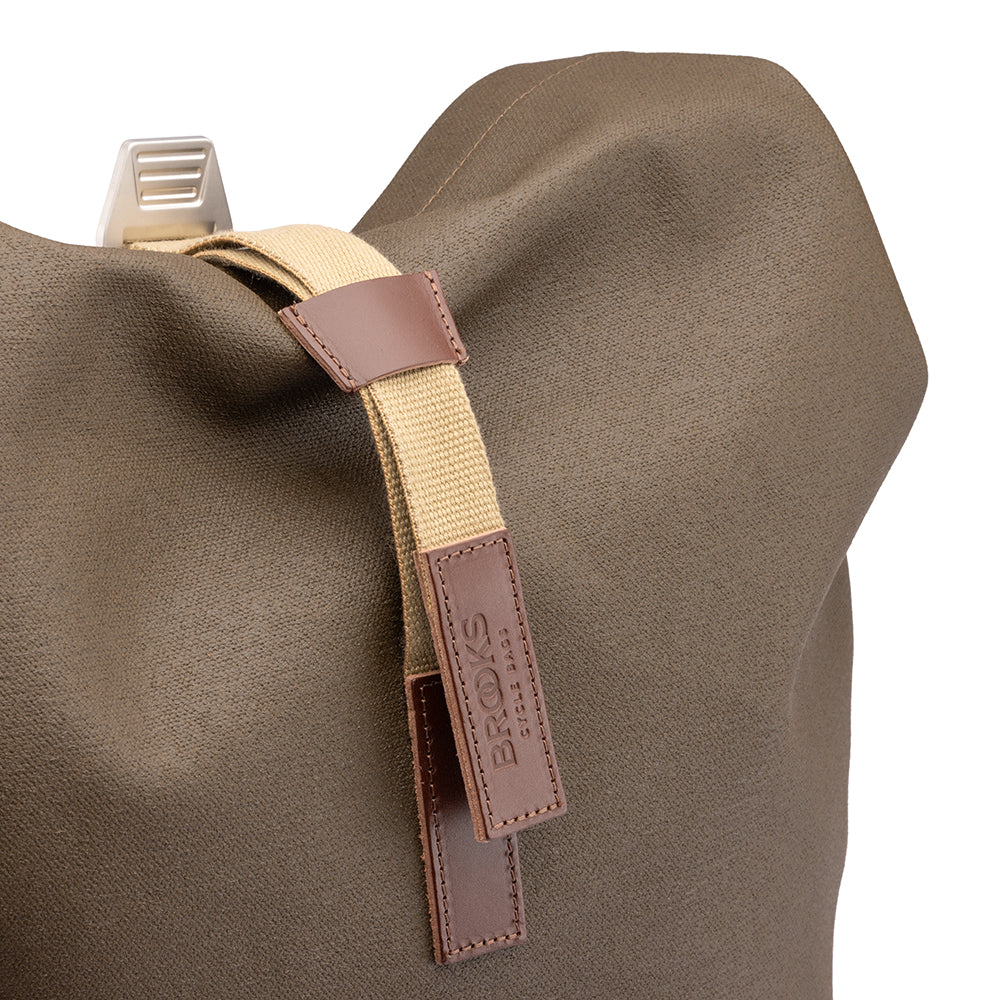 BB04300A07213_PICKWIC007213_Brooks-England_9_pickwick-cotton-canvas-26L-moss-backpacks_detail3.jpg