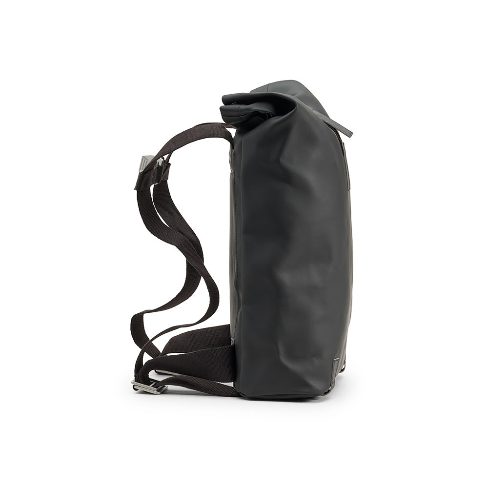 BB02200B47200_PICKWIC067200_Brooks-England_2_pickwick-coated-remade-12L-black-backpacks-right_side.jpg