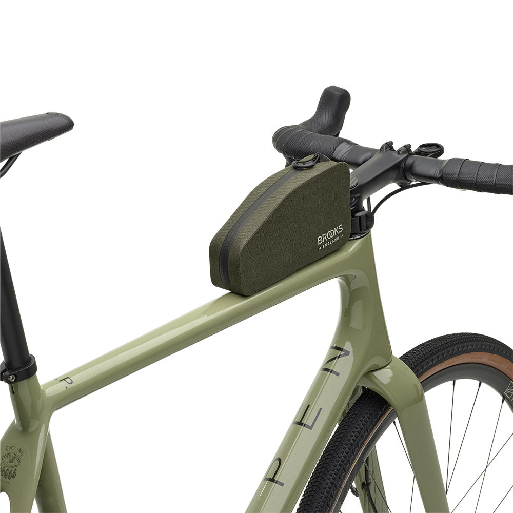 BTT03PLA00401_BTT03PLA00401_Brooks-England_5_top-tube-bag-with-bolts-mud-green-scape-bike-bags-set-up_3-4.jpg