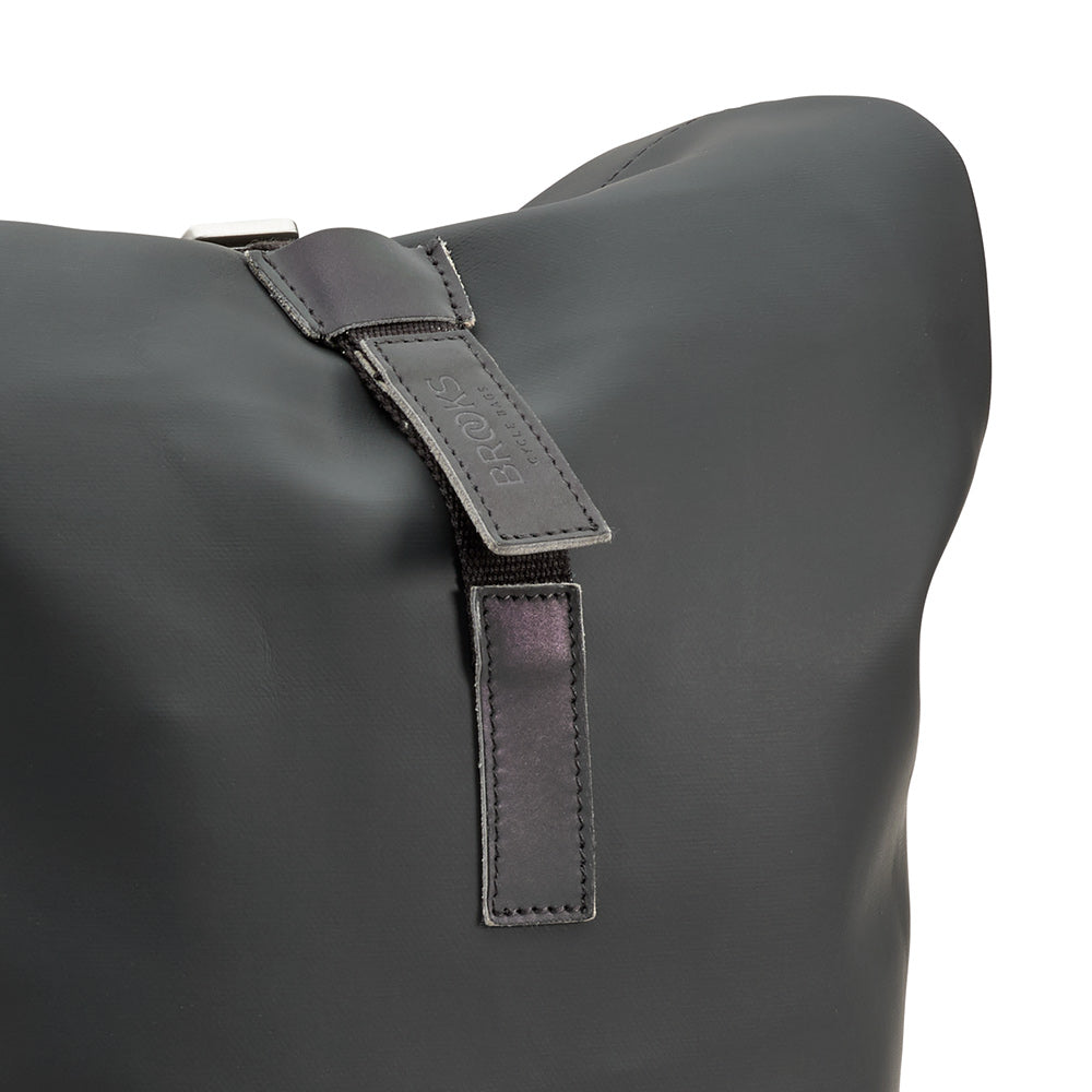 BB02200B47200_PICKWIC067200_Brooks-England_10_pickwick-coated-remade-12L-black-backpacks_detail3.jpg