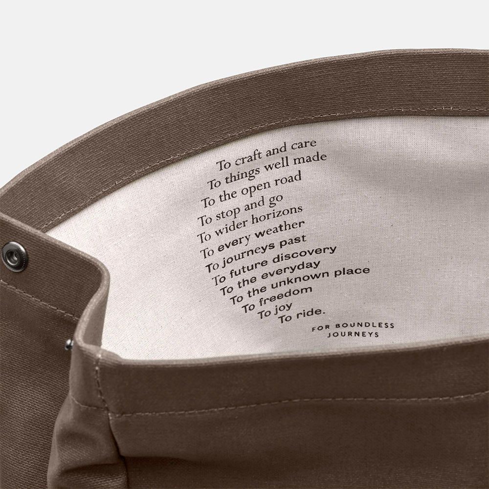 BB04300A07213_PICKWIC007213_Brooks-England_8_pickwick-cotton-canvas-26L-moss-backpacks_detail1.jpg