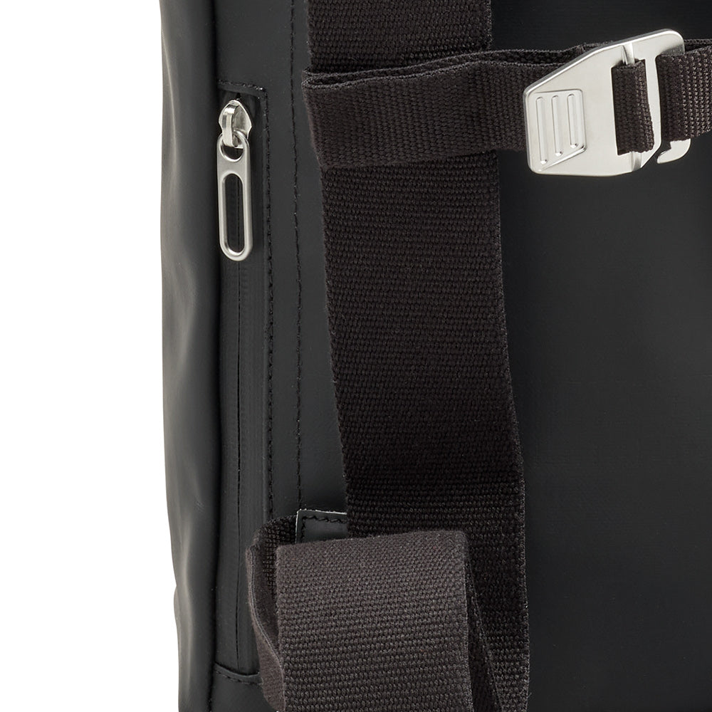 BB02200B47200_PICKWIC067200_Brooks-England_7_pickwick-coated-remade-12L-black-backpacks_detail4.jpg