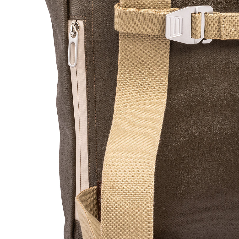 BB04300A07213_PICKWIC007213_Brooks-England_7_pickwick-cotton-canvas-26L-moss-backpacks_detail4.jpg