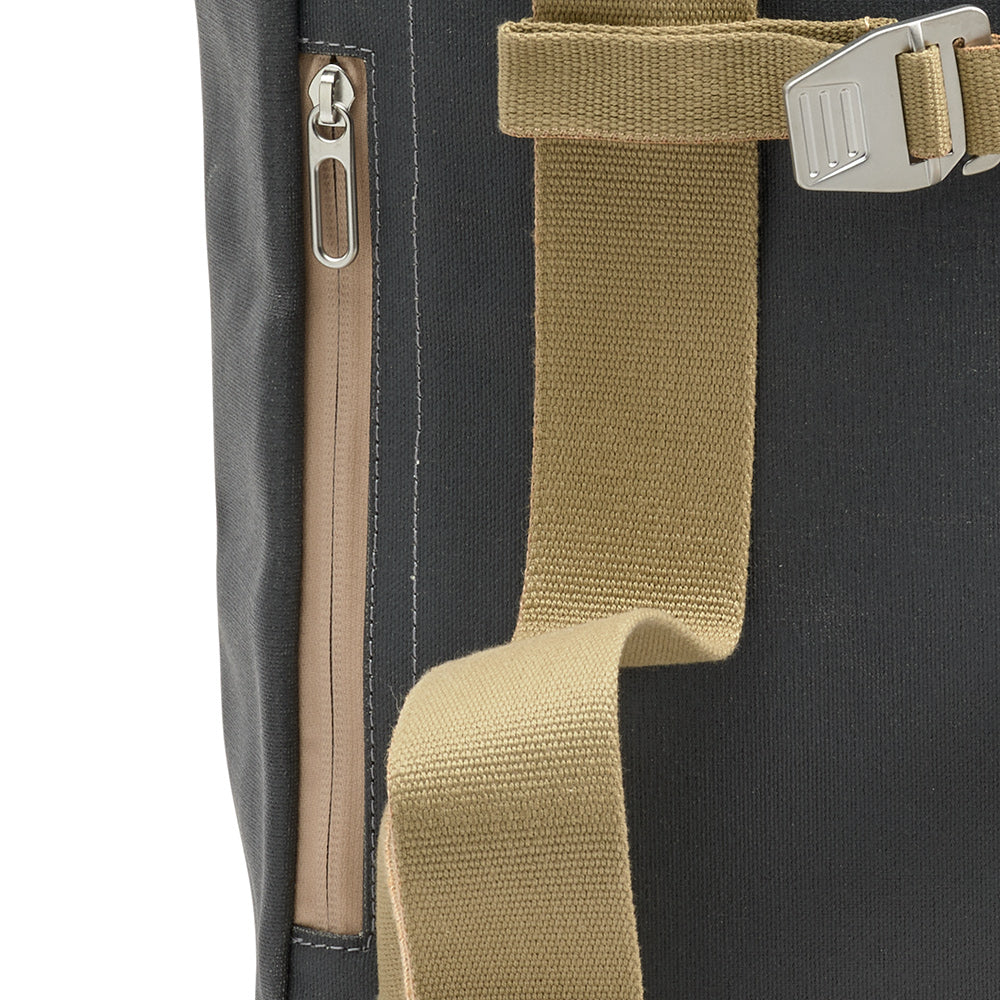 BB04300A07266_PICKWIC007266_Brooks-England_7_pickwick-cotton-canvas-26L-grey-backpacks_detail4.jpg