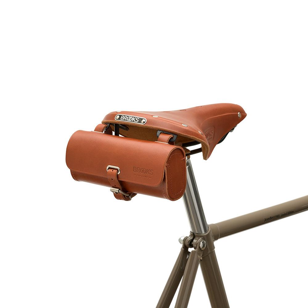 B743600A27203_CHALLE0017203_Brooks-England_7_challenge-0,5L-honey-bike-bags-set_up.jpg