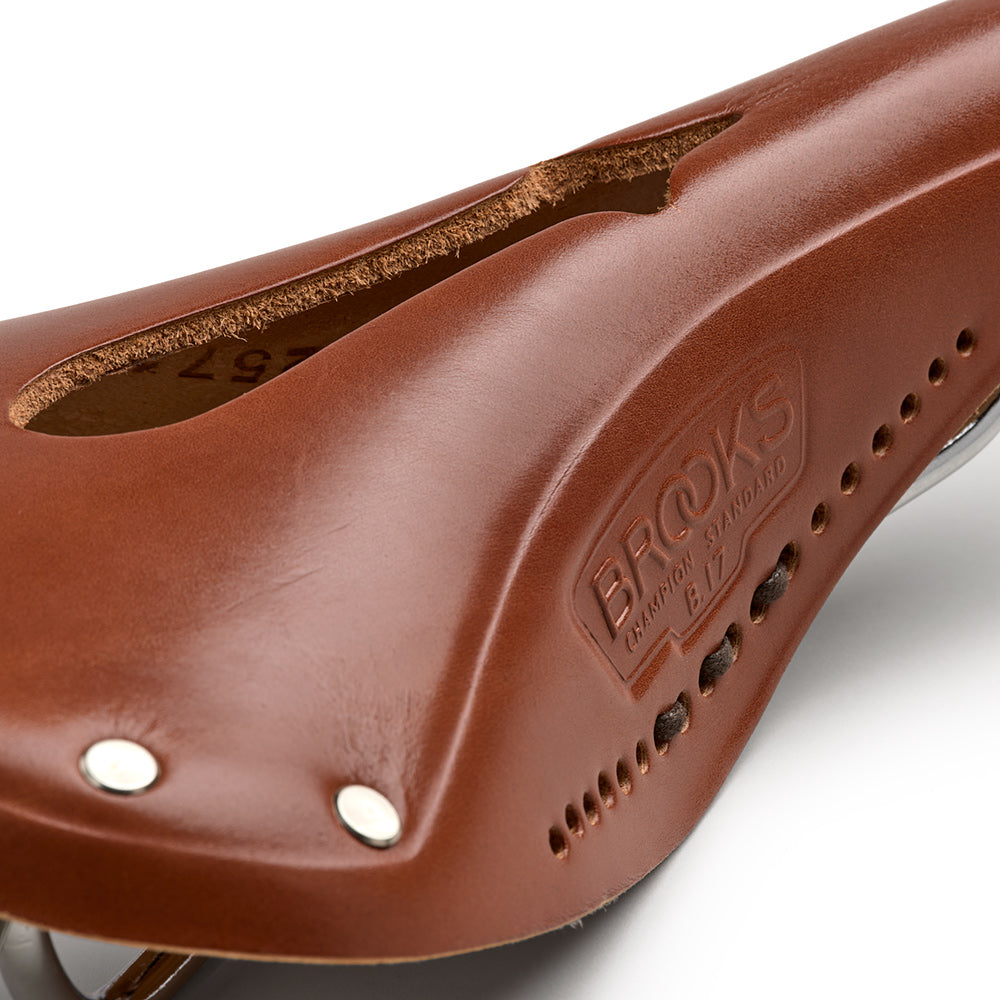 B211IL0A17203_B211IL0A17203_Brooks-England_6_B17-carved-honey-leather-saddle_detail1.jpg