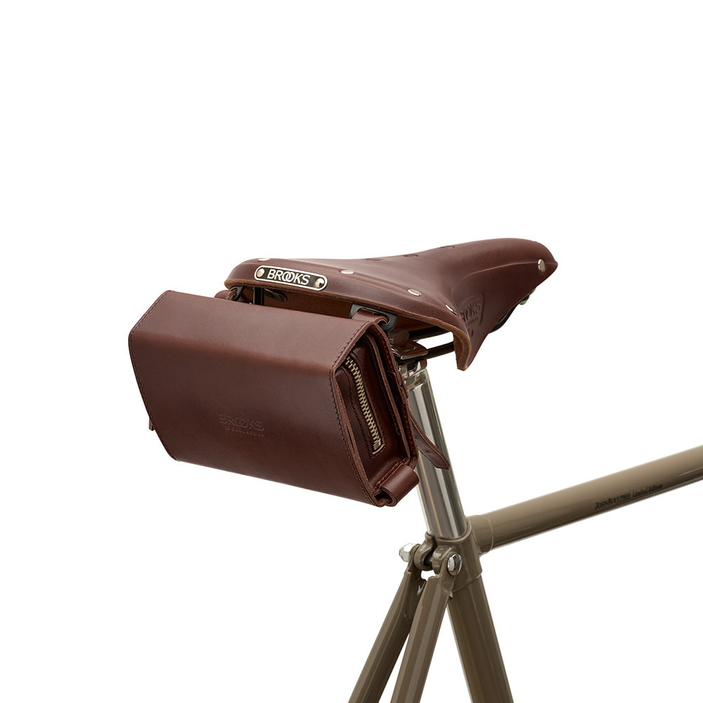 B276700A17205_DSHAPE0007205_Brooks-England_6_d-shaped-1L-a-brown-bike-bags-set_up.jpg