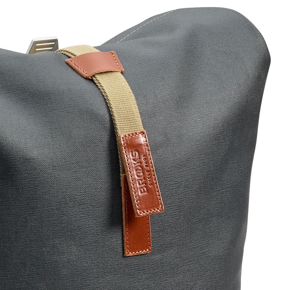 BB04300A07266_PICKWIC007266_Brooks-England_9_pickwick-cotton-canvas-26L-grey-backpacks_detail3.jpg
