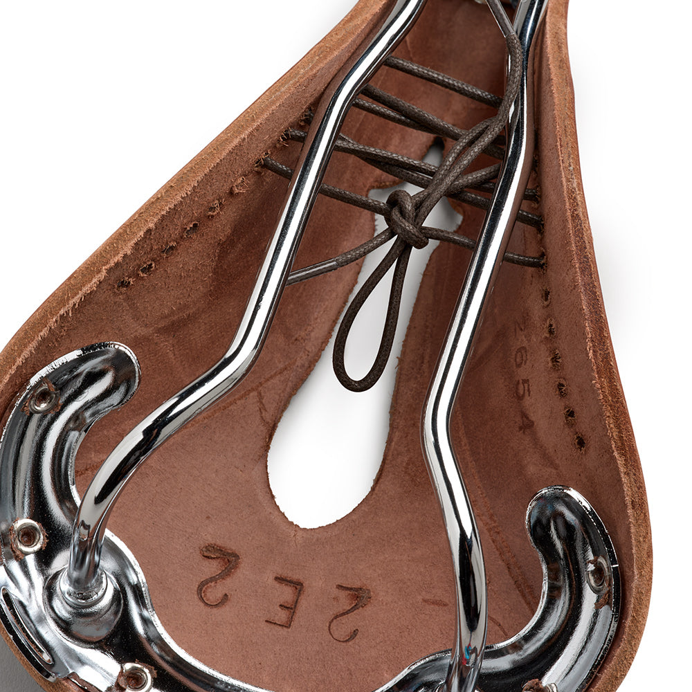 B214IL0A17205_B214IL0A17205_Brooks-England_7_B17-narrow-carved-a-brown-leather-saddle_detail2.jpg