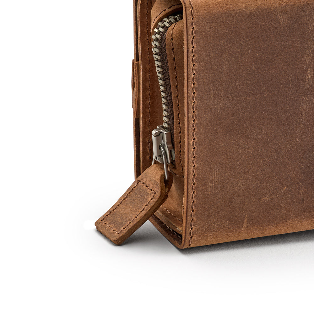 B276700A17210_DSHAPE0007210_Brooks-England_4_d-shaped-1L-dark-tan-bike-bags_detail2.jpg