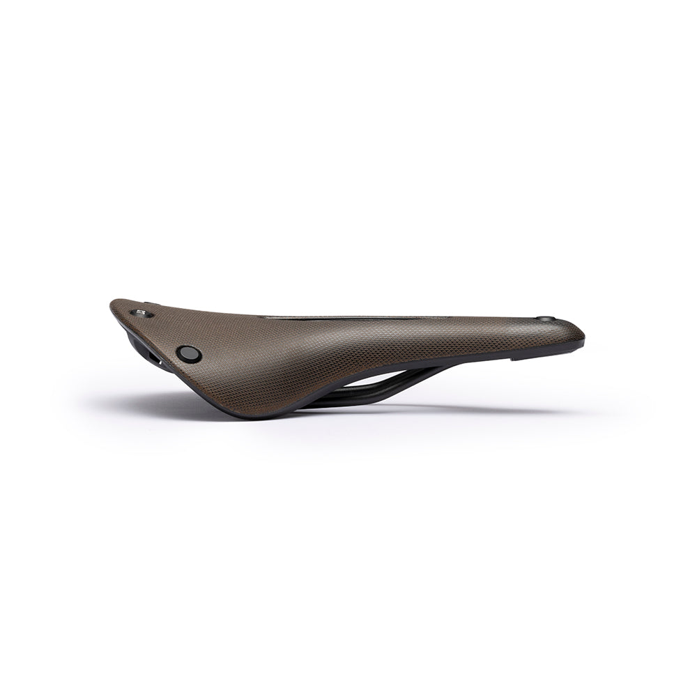 C17 Carved: Braune Gravel-Sattel mit Loch