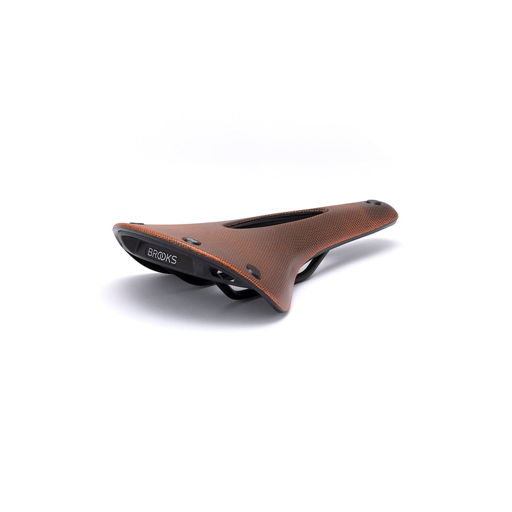 C17 Carved: Orange Gravel Sattel mit Loch