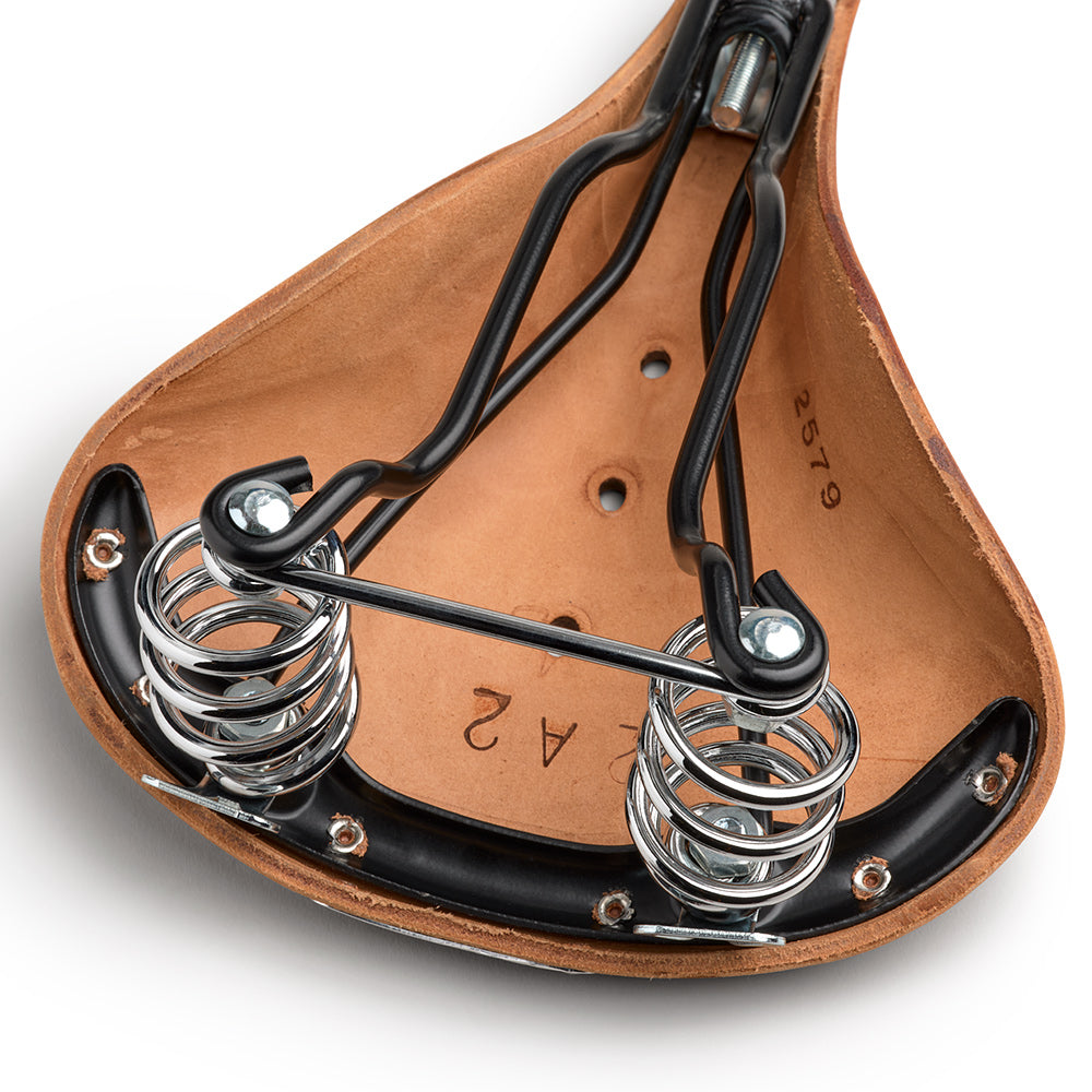 B427HS0A07203_B427HS0A07203_Brooks-England_7_b67-honey-leather-saddle_detail2.jpg