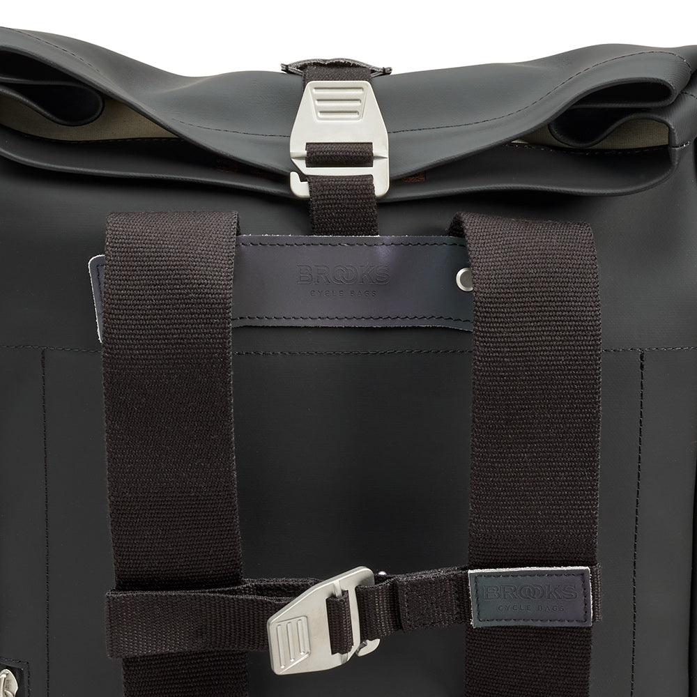 BB04300B87200_PICKWIC057200_Brooks-England_11_pickwick-coated-remade-26L-black-backpacks_detail5.jpg