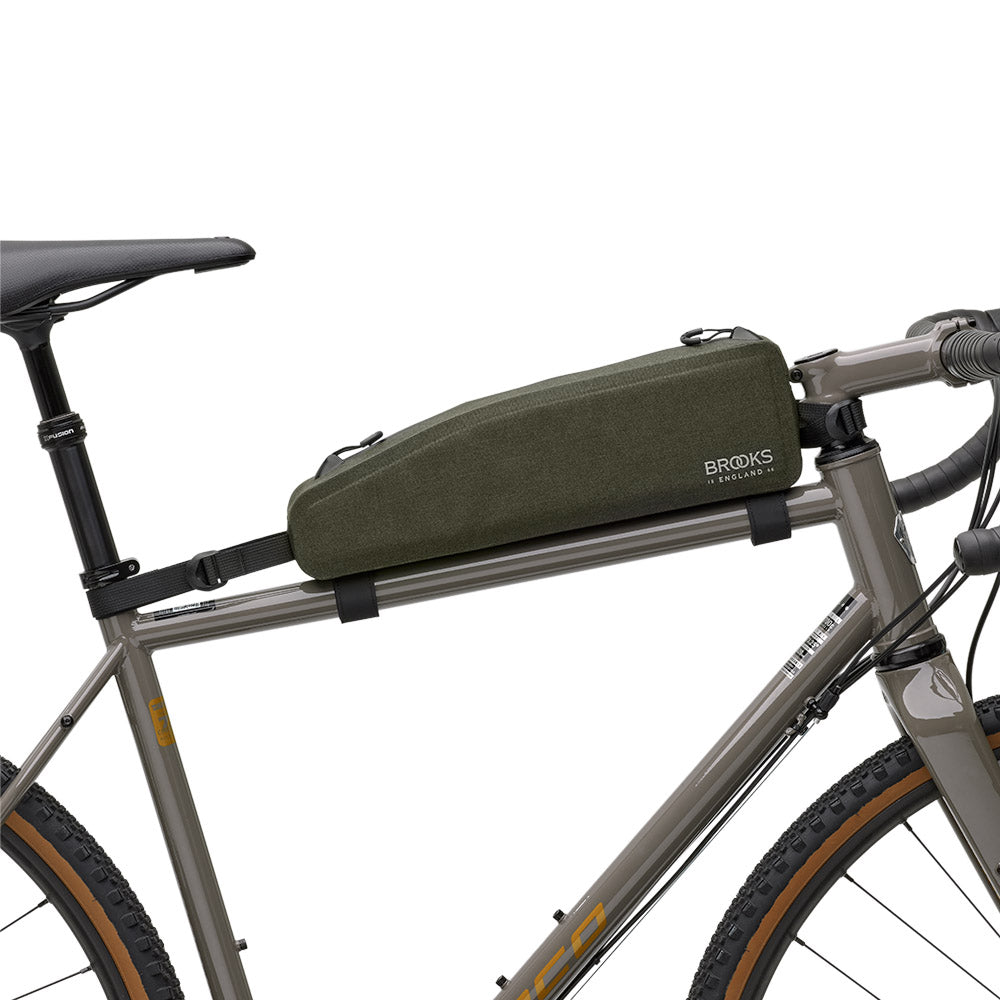 BTT02PLA00401_BTT02PLA00401_Brooks-England_3_top-tube-bag-long-mud-green-scape-bike-bags-set-up-right_side.jpg