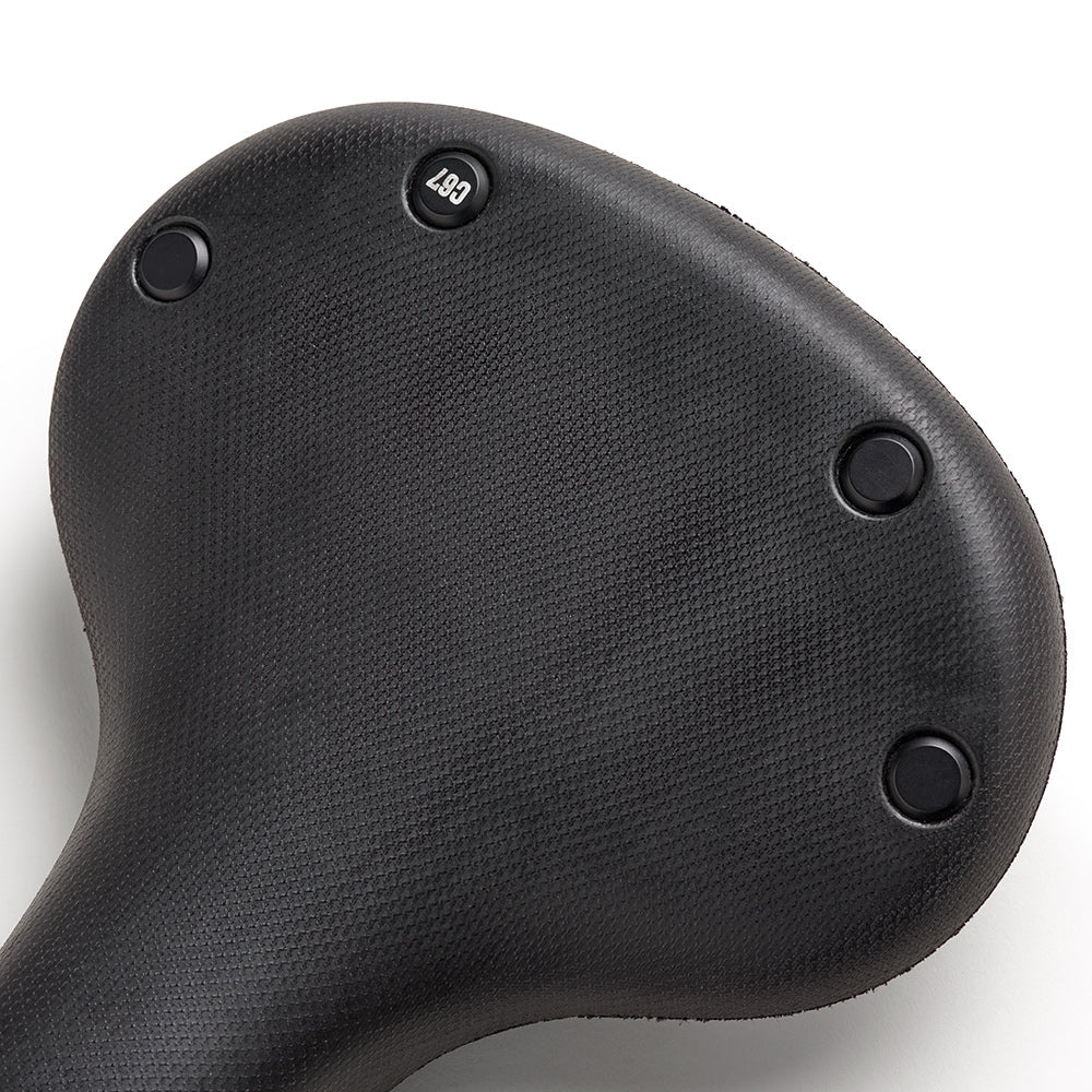 SCM67NYA00000_C670000020010_Brooks-England_6_c67-black-cambium-saddle_detail1.jpg