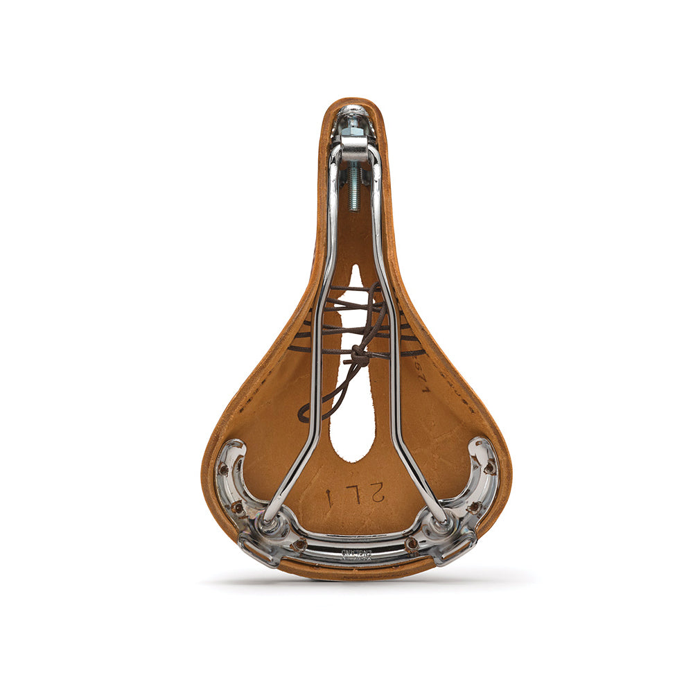 B211IL0A17203_B211IL0A17203_Brooks-England_3_B17-carved-honey-leather-saddle_bottom.jpg