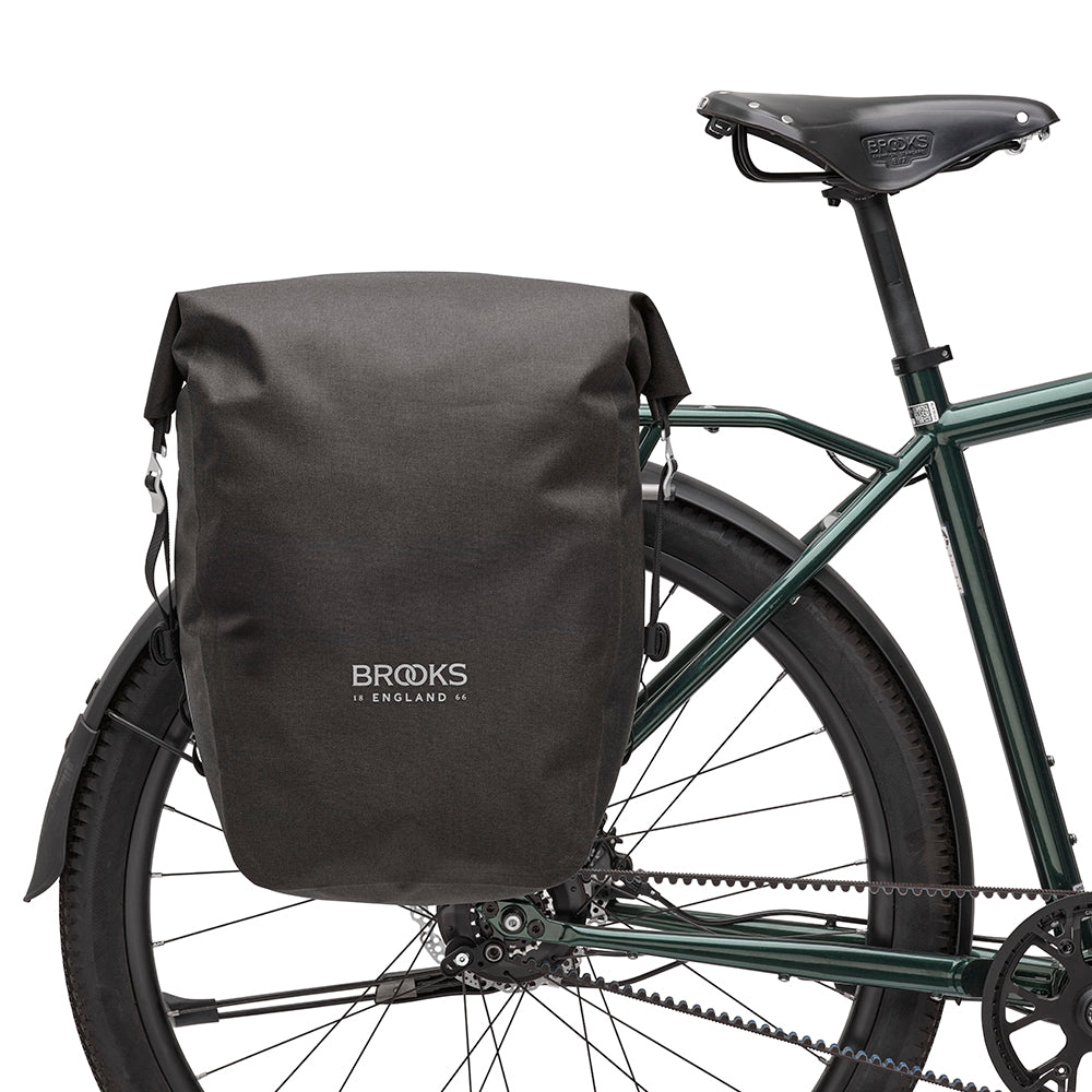 BPA01PLA0L000_SCAPE0000L000_Brooks-England_6_pannier-large-black-scape-bike-bags-set-up-rear_wheel (1).jpg