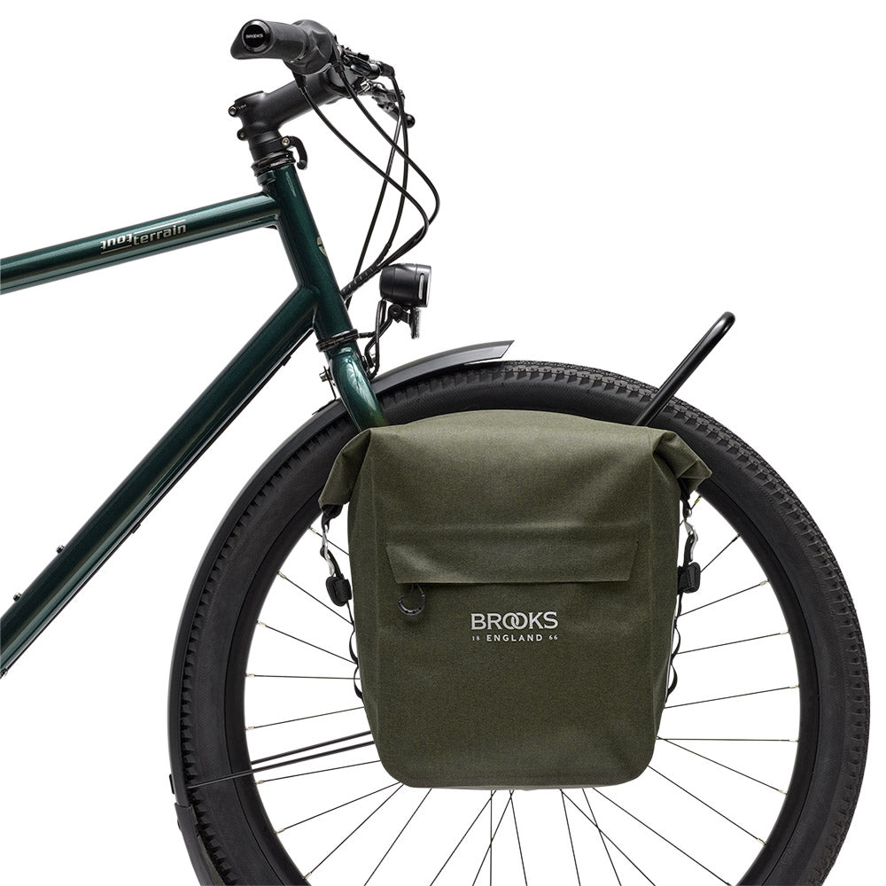 BPA01PLA0S401_SCAPE0000L401_Brooks-England_7_pannier-small-mud-green-scape-bike-bags-set-up-front_wheel.jpg