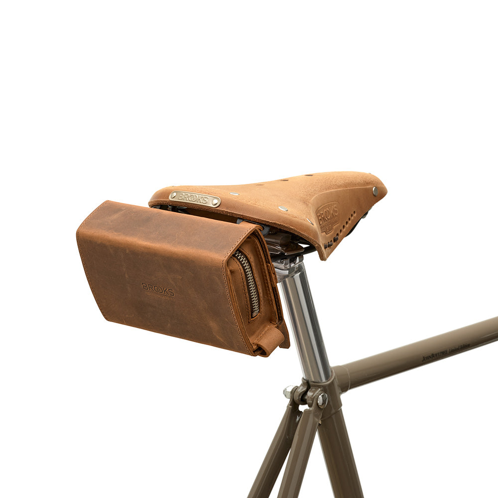 B276700A17210_DSHAPE0007210_Brooks-England_6_d-shaped-1L-dark-tan-bike-bags-set_up.jpg