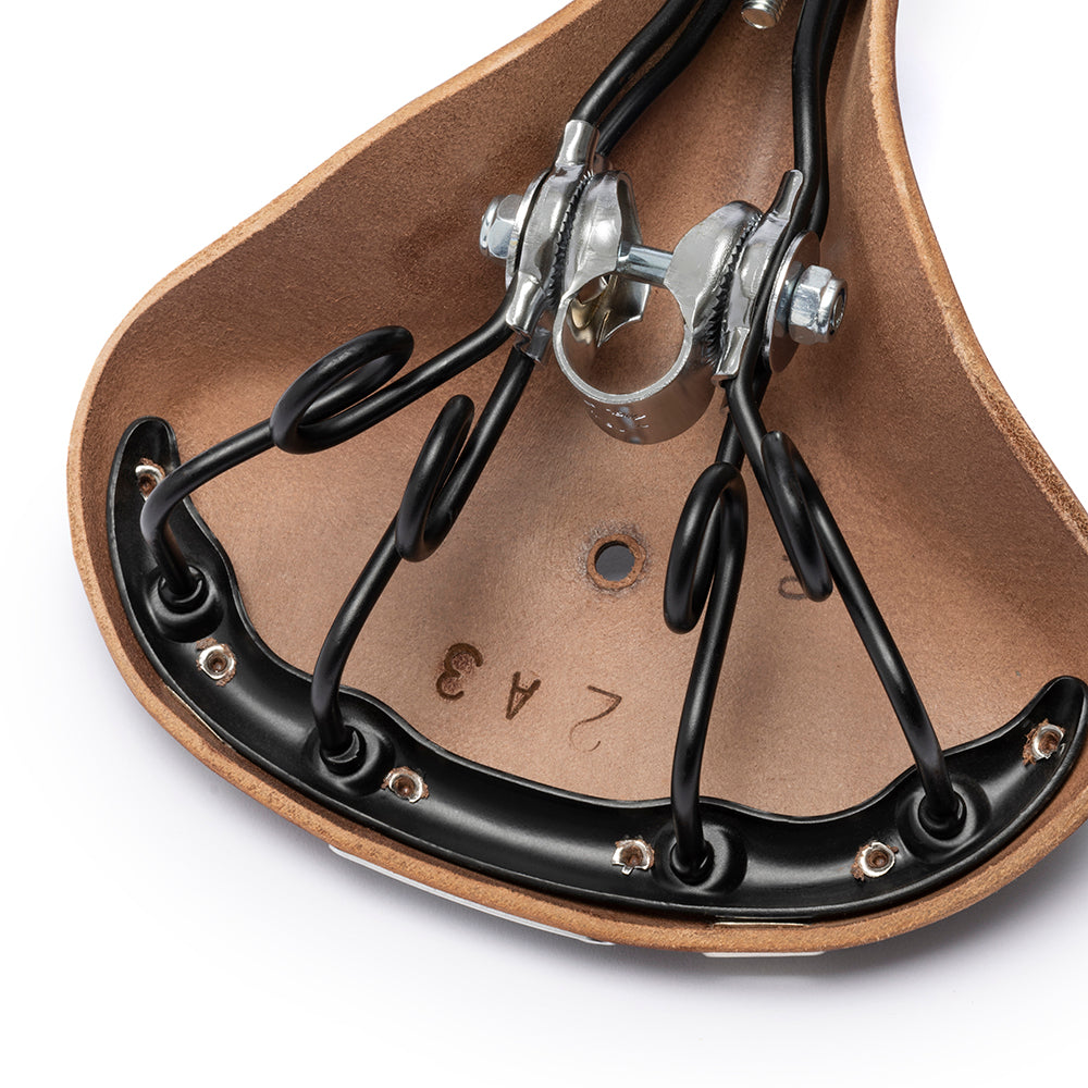 B391000A07205_B391000A07205_Brooks-England_7_b72-a-brown-leather-saddle_detail2.jpg