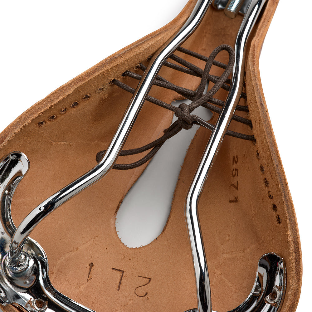 B211IL0A17203_B211IL0A17203_Brooks-England_7_B17-carved-honey-leather-saddle_detail2.jpg