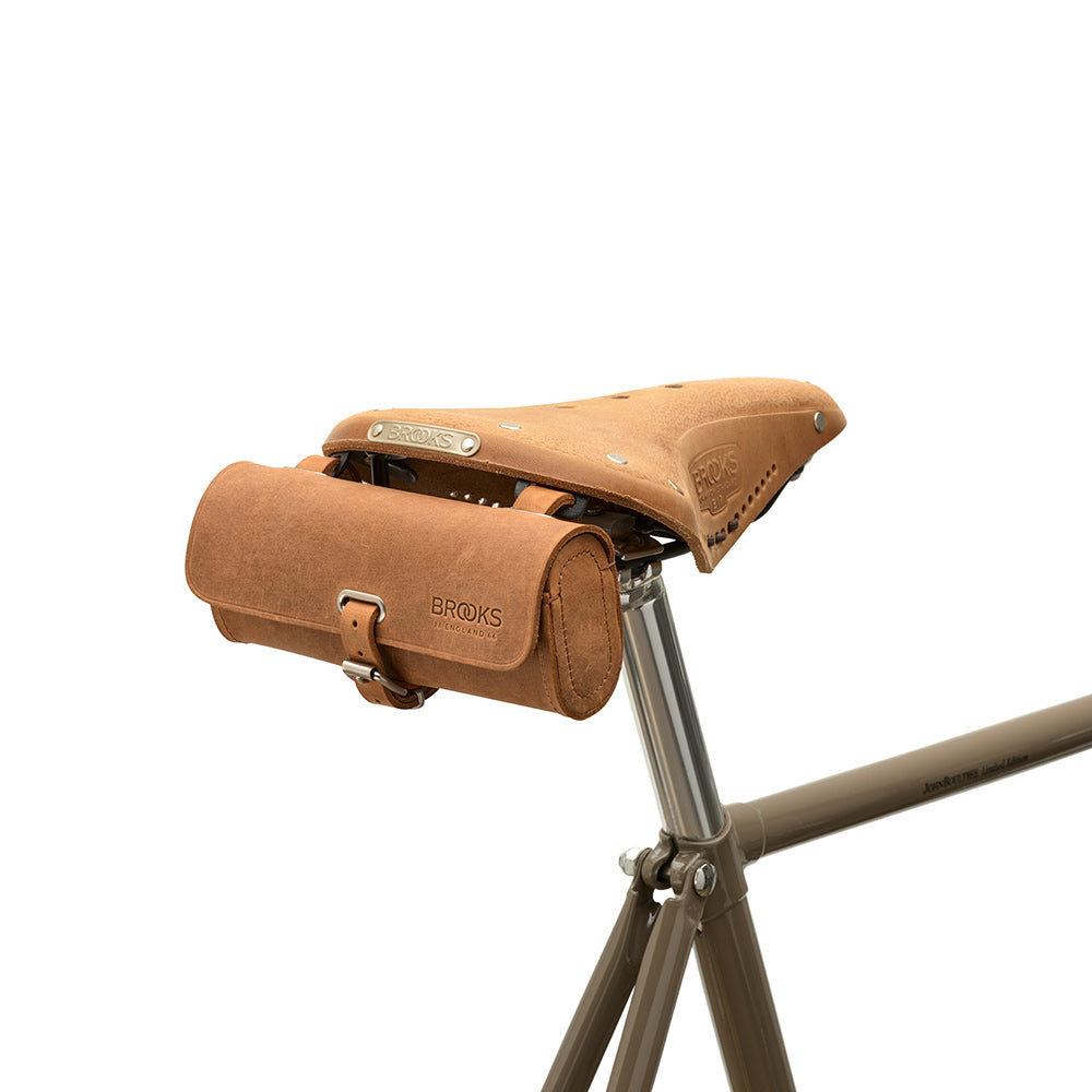 B743600A27210_CHALLE0017210_Brooks-England_7_challenge-0,5L-dark-tan-bike-bags-set_up.jpg